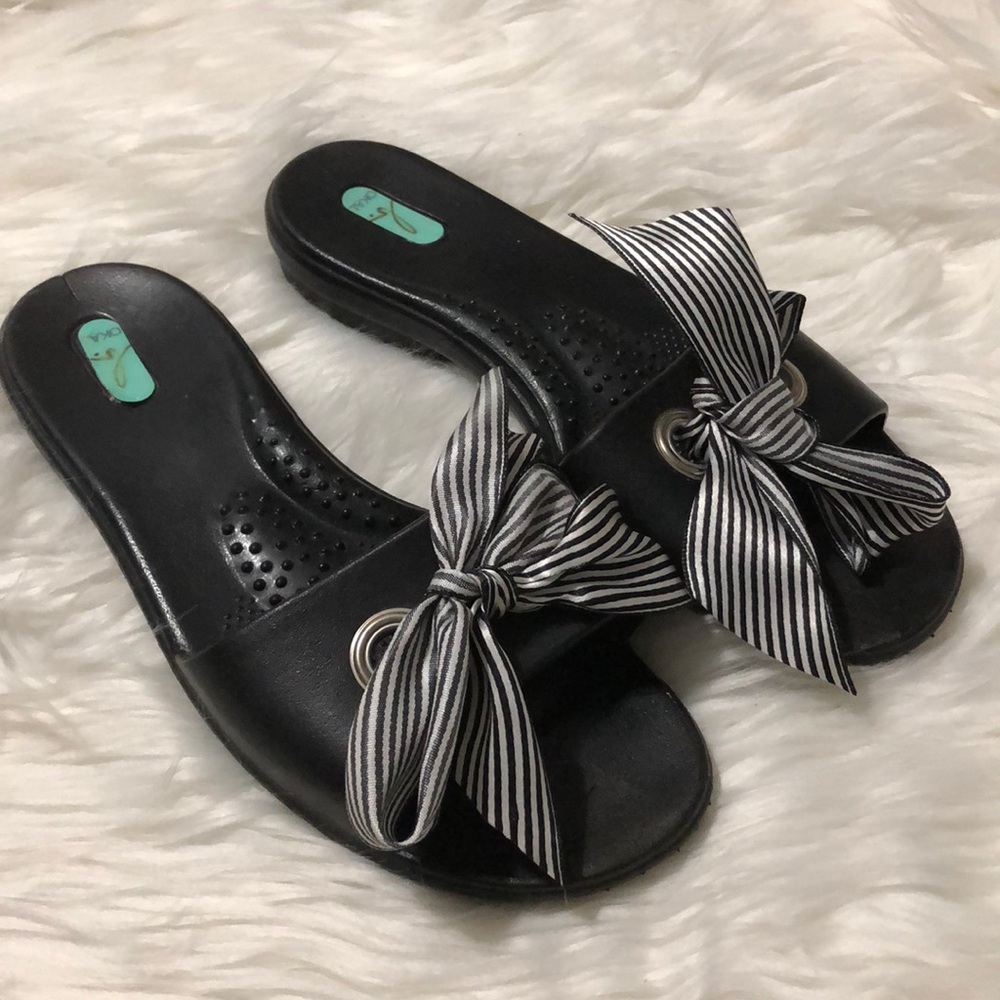Okabashi black slides with black and white ribbon